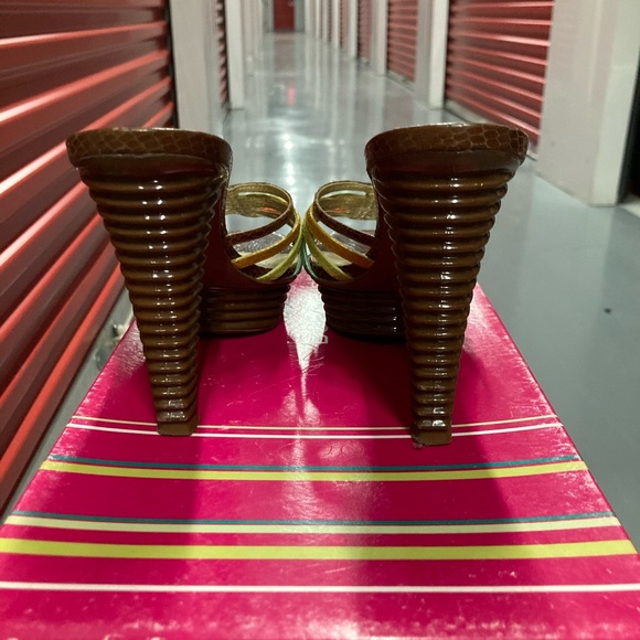 BCBGIRLS - Picture 3 of 9